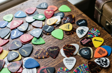 Guia Definitivo de Palhetas para Guitarra e Violão: Materiais, Espessuras e Seleção por Estilo Musical